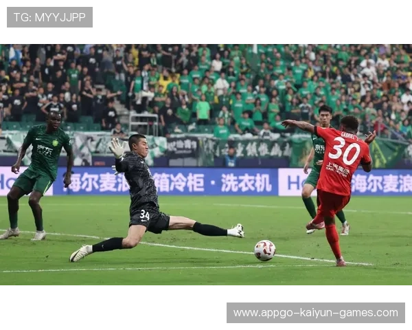 北京国安恩科洛洛禁区内停球转身，抽射直入近角