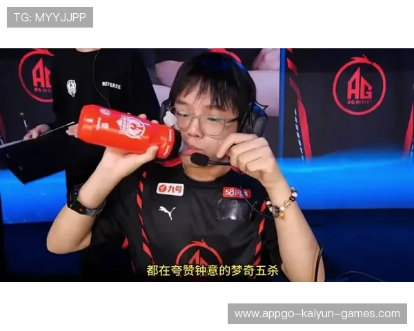 教练席的水杯还放着忘了带走，给教练送杯子刻什么字